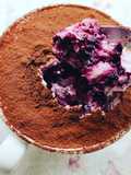 Coppetta al cacao e frutti di bosco