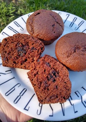 Una foto de Muffins de banana y chocolate veganos con corazón de chocolate