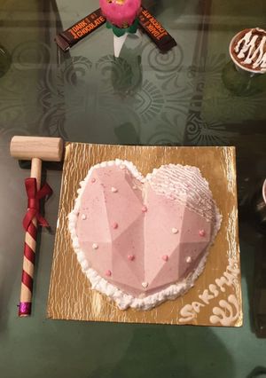 पिनाटा केक (pinata cake recipe in Hindi) रेसिपी मुख्य फोटो