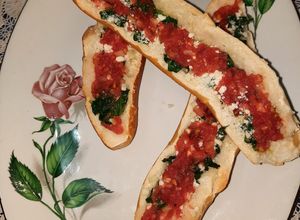 Una foto de Paninis con espinacas y yasgua (salsa fría picante)