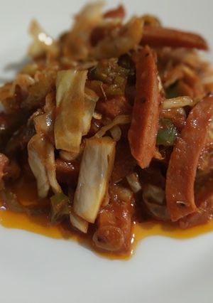 Una foto de Salchichas con Col y pimiento