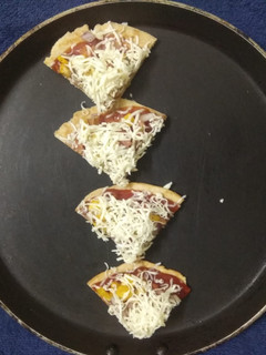 ભાખરી પીઝા (Bhakhri Pizza Recipe In Gujarati) રેસીપી મુખ્ય ફોટો