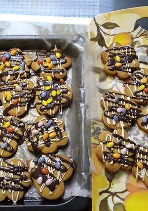 A picture of Simple biscuits with toping of chocolate and bunties.