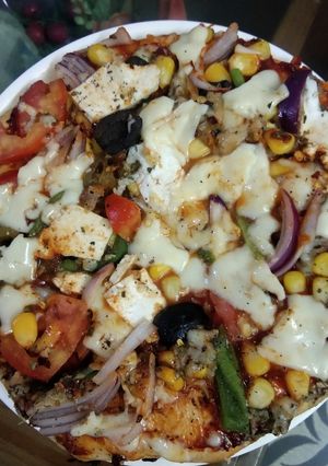 A picture of Cheesy paneer pizza.