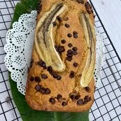 A picture of Whole wheat banana choco chips cake.