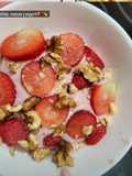 Yogurt con piña, fresas y nueces