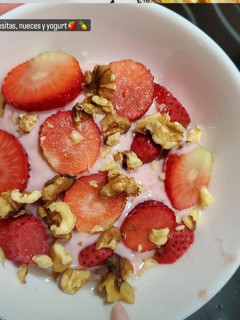 Una foto de Yogurt con piña, fresas y nueces