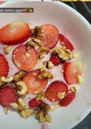 Una foto de Yogurt con piña, fresas y nueces