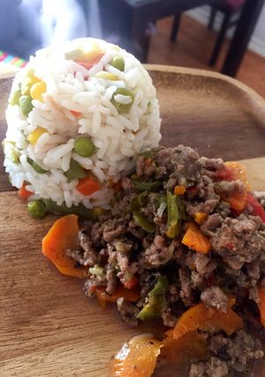 Una foto de Arroz primaveral con carne🍛