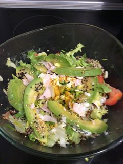 Una foto de Poke fácil con salmón y boquerón vinagre
