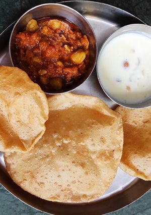 खीर पूरी और चोले की सब्ज़ी (kheer poori aur chole ki sabzi recipe in Hindi) रेसिपी मुख्य फोटो