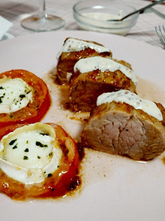 Una foto de Solomillo con salsa de mostaza, tomate y queso de cabra