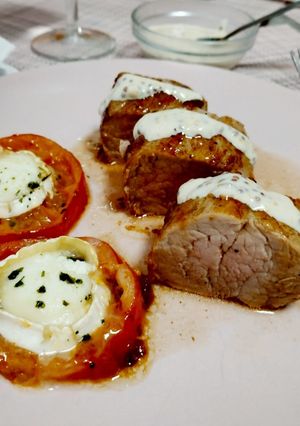 Foto principal de Solomillo con salsa de mostaza, tomate y queso de cabra
