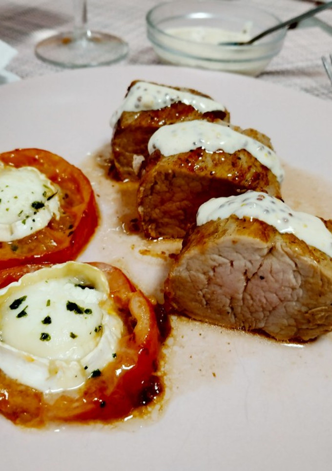 Una foto de Solomillo con salsa de mostaza, tomate y queso de cabra