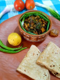 લીલી ડુંગળી તુવેરનું શાક(Green onion and fresh tuar dana sabji recipe in gujarati) રેસીપી મુખ્ય ફોટો