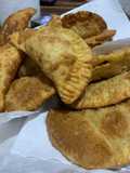 Empanadas de carne dulce con pasas de uva
