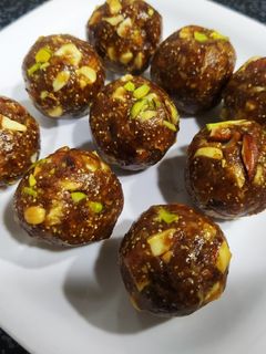 खजूर ड्रायफ्रुट्स लाडू (khajur dry fruits ladoo recipe in marathi) रेसिपी चे मुख्य फोटो 