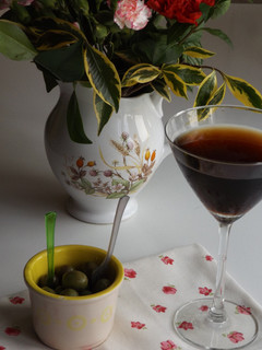 Una foto de Cóctel de vermú con vodka y zumo de guayaba
