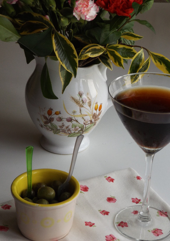 Una foto de Cóctel de vermú con vodka y zumo de guayaba