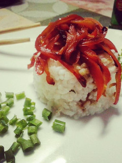 Una foto de Arroz japonés con morrones rojos