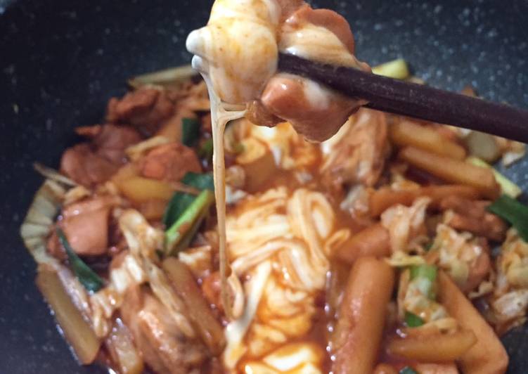Cara Gampang Menyiapkan Korean stir-fried chicken mozzarella yang Bikin Ngiler