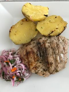 Una foto de Pescado a la Plancha (Parrilla) con Papas y Sarza de Cebolla