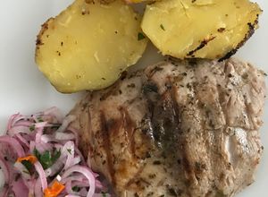 Una foto de Pescado a la Plancha (Parrilla) con Papas y Sarza de Cebolla