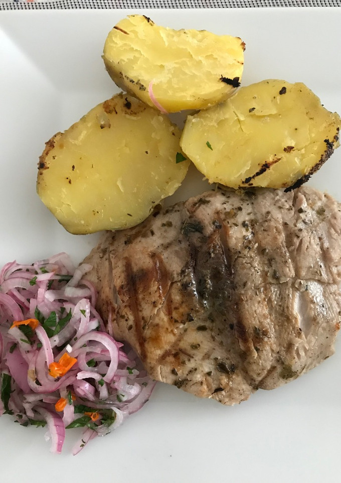 Una foto de Pescado a la Plancha (Parrilla) con Papas y Sarza de Cebolla