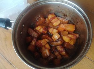 Hình của món Thịt ba chỉ kho củ cải.