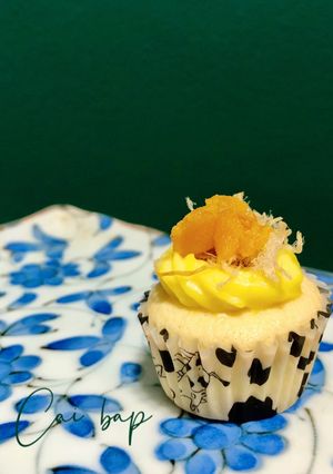Hình của món Bánh bông lan sốt phô mai chà bông trứng muối.