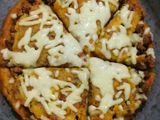 Pastel de plátano en la sartén. Con carne y queso mozzarella