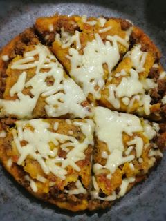 Una foto de Pastel de plátano en la sartén. Con carne y queso mozzarella