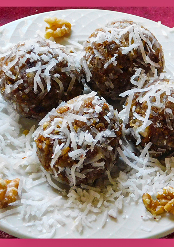 வால்நட் தேங்காய் லட்டு (Walnut thenkai laddo recipe in tamil) செய்முறை முக்கிய புகைப்படம்