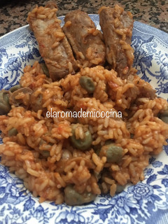 Una foto de Arroz con costillas y habitas baby