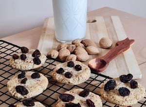 Una foto de "Leche" de almendras 🌱 bebida vegetal + galleta de aprovechamiento con bagazo 🌱