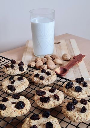 Una foto de "Leche" de almendras 🌱 bebida vegetal + galleta de aprovechamiento con bagazo 🌱