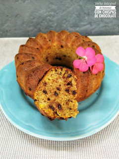 Una foto de Torta integral de bananas y chispas de chocolate