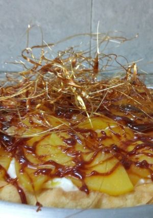 Una foto de Tarta de duraznos con crema y caramelo