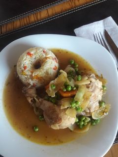 Una foto de Pollo arvejado