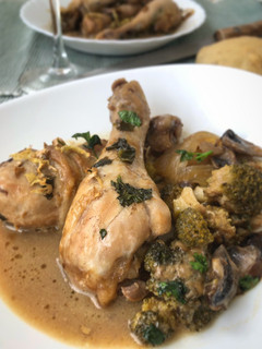 Una foto de Pollo al horno con verdura y salsa de coco