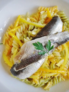 Una foto de Fusilli con sardinas marinadas en cítricos