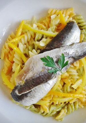 Una foto de Fusilli con sardinas marinadas en cítricos