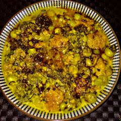 A picture of Methi matar soya curry.