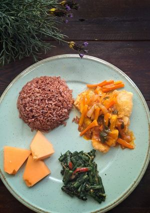 Foto resep Isi Piringku : Nasi merah, Ikan dori saus asam manis, Sayur tumis kacang panjang daun pepaya, Buah