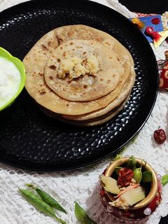 तीळ गुळ पोळी (til gul poli recipe in marathi) रेसिपी चे मुख्य फोटो