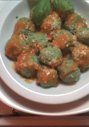 Una foto de Malfattis de espinaca con salsa rosa