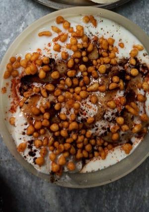 A picture of Dahi Bhalla.