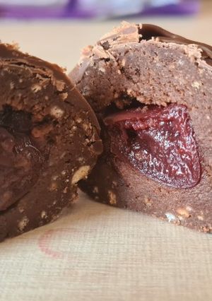 Csokis kekszgolyó meggyel recept fotója