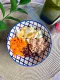Ensalada de arroz, huevo duro, zanahoria y atún