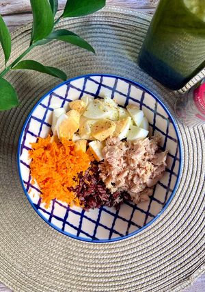 Una foto de Ensalada de arroz, huevo duro, zanahoria y atún